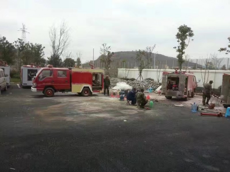 我公司給云南昭通鄉(xiāng)鎮(zhèn)消防隊(duì)維修翻新消防車(chē)輛。。